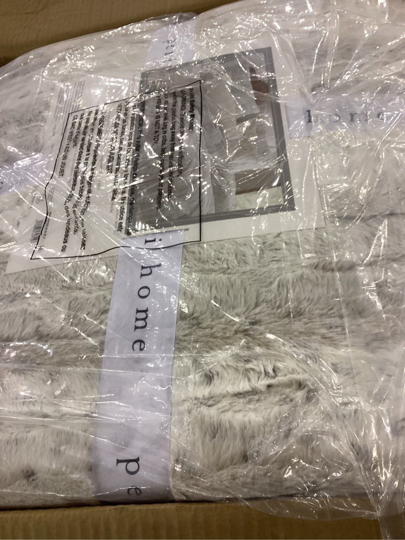 Condition photo showing New/Like New for Peri Home Leopard Bedding Faux Fur Super Soft Cozy 3-Piece Comforter and Sham Set, Ivory Snow Leopard, King King Ivory Snow Leopard