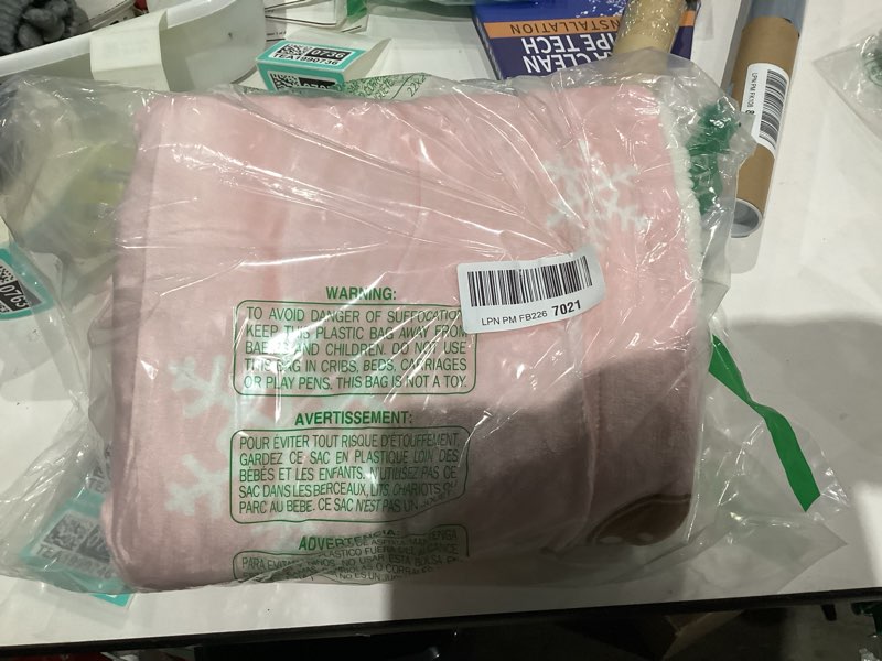 TRUEDAYS Pink Throw Blanket - Christmas Fluffy Blanket with Gingerbread and Snowflake Pattern - Reve