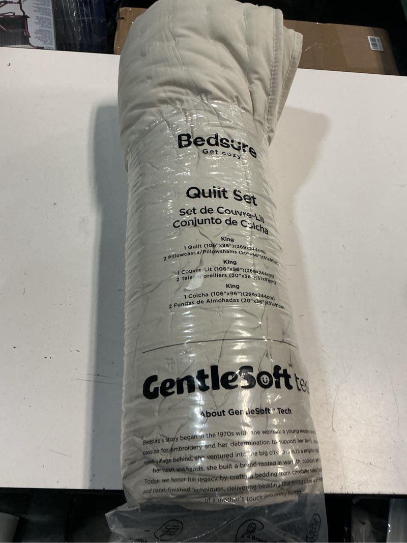 Condition photo showing Good Condition for bedsure gentlesoft king size quilt set