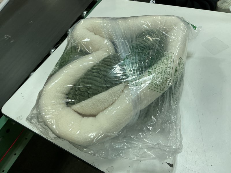 Condition photo showing Good Condition for FUKUMARU Cat Bed, Corduroy Round Cat Beds for Indoor Cats, Washable Fluffy Pet Bed for Cats and Puppy, Soft Cute Small Dog Beds, Green Geen