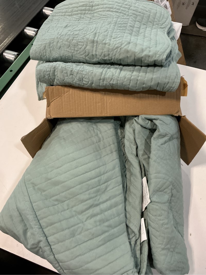 Condition photo showing Good Condition for Madison Park Quebec Reversible Quilt Set Damask Design, Double Sided Stitching All Season, Lightweight Bedspread Bedding Set, Matching Sham, Seafoam, Twin