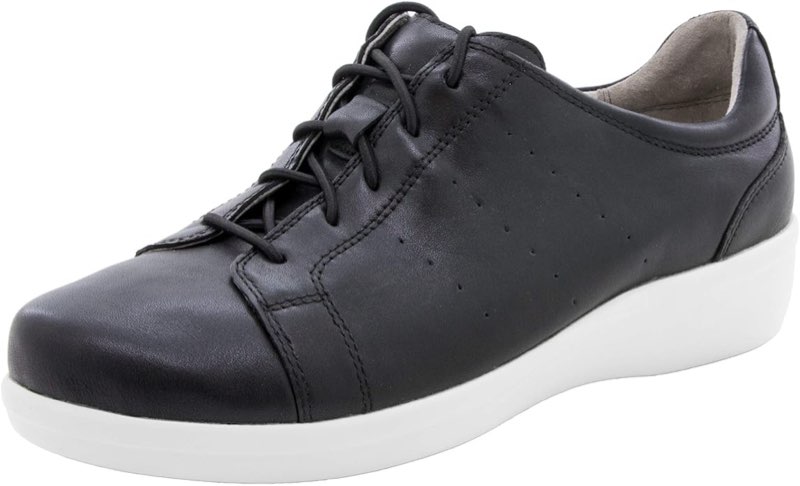 womans black and white shoes 