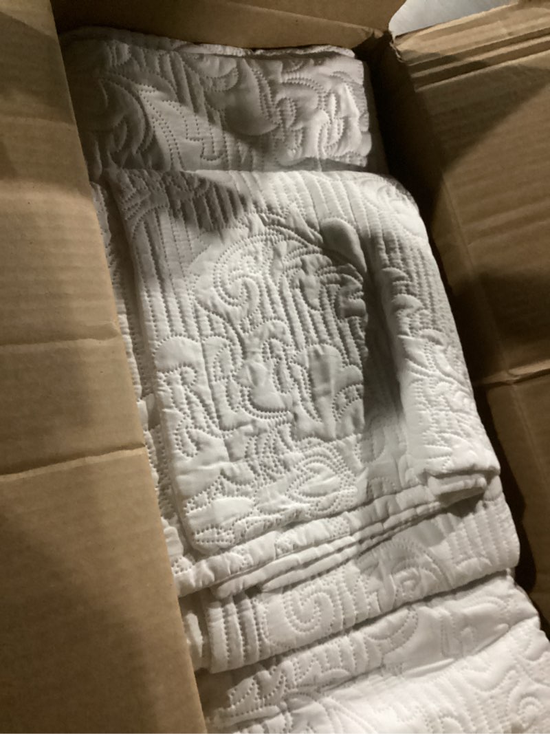 Condition photo showing New/Like New for hansleep white quilt california king size - damask ultrasonic summer bedspread california king, soft lightweight coverlet bedding set, 3 pieces (1 quilt, 2 pillow shams) cal king-111"x106" white damask