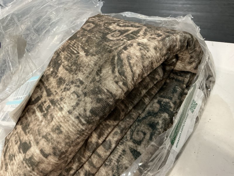 Condition photo showing Good Condition for genimo 8x10 area rug machine washable boho rug for living room,ultra-thin low pile carpet,lightweight indoor printed rug,non slip floral area rug for bedroom, dining room, home office,brownish green brownish green 8' x 10' (rectangular)