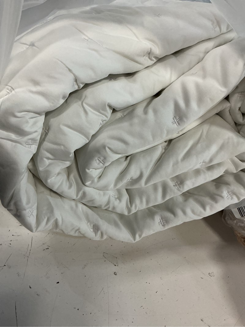 Condition photo showing As Is for quince bamboo dream quilt, full/queen, white