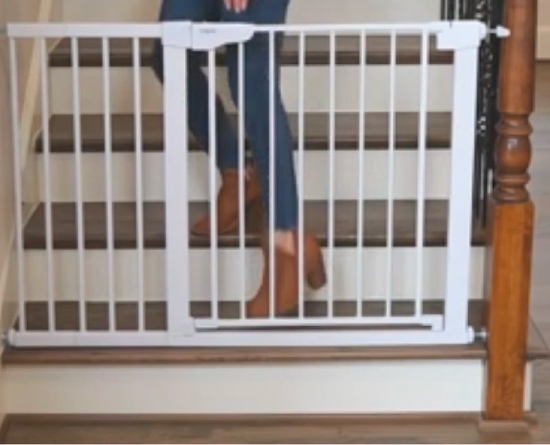 cumbor.safety gate, adjusts to fit openings between 29.7 and 46 inches wide. white