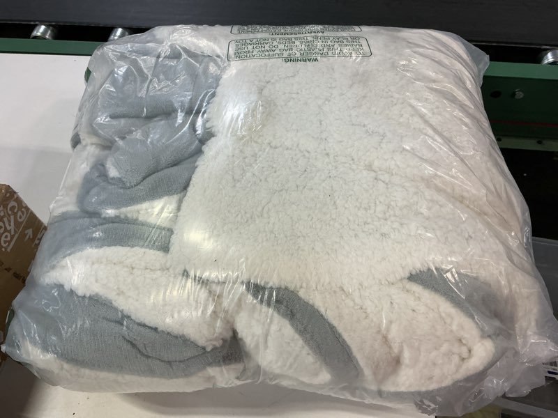 Condition photo showing Good Condition for Bedsure GentleSoft Sherpa Fleece Blanket Queen Size for Bed, Non-Heated, Thick and Warm Throw for Women and Men, Soft Fuzzy Plush Queen Blanket for Winter, Light Grey, 90x90 Inches Queen (90" x 90") 02 - Light Grey