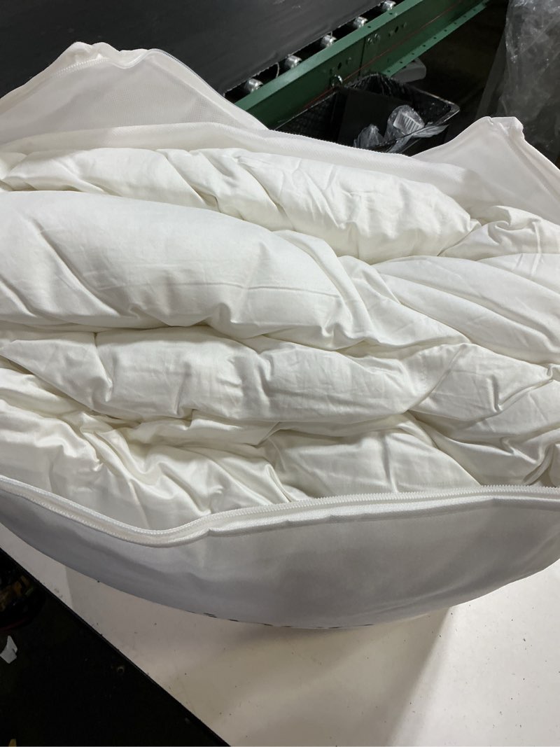 Condition photo showing New/Like New for quince down alternative comforter all season full/queen