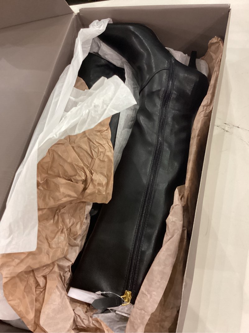 Black boots size 51/2