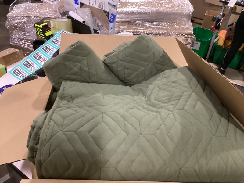 Condition photo showing Good Condition for WRENSONGE Queen Quilt-3 Pieces Geometric Olive Green Bedspreads Queen Size Quilt Bedding Set for All Seasons, Soft Summer Coverlet with 2 Pillow Shams Suitable for Bed, Couch, Quilted Blanket Olive Green-geometric Full/Queen (90"x 94")