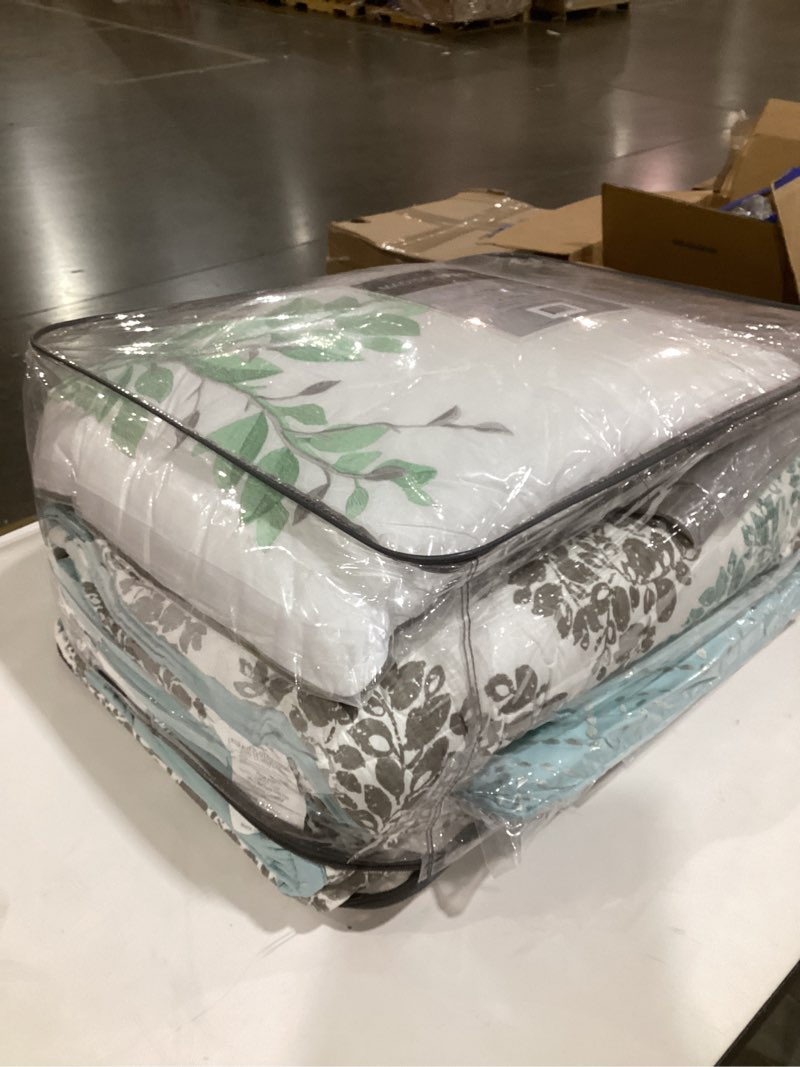 Condition photo showing Good Condition for Madison Park Claire Quilt Modern Design - All Season, Breathable Coverlet Lightweight Bedding Set, Matching Shams, Decorative Pillow, King/Cal King (104 in x 94 in), Diamond Aqua 6 Piece Aqua King/Cal King(104"x94")