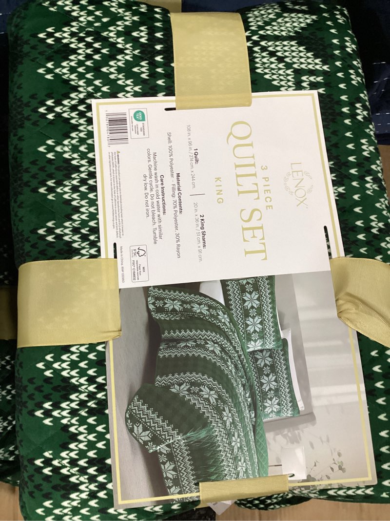 Condition photo showing New/Like New for lenox 3-piece polyester holiday patterened quilt set, king