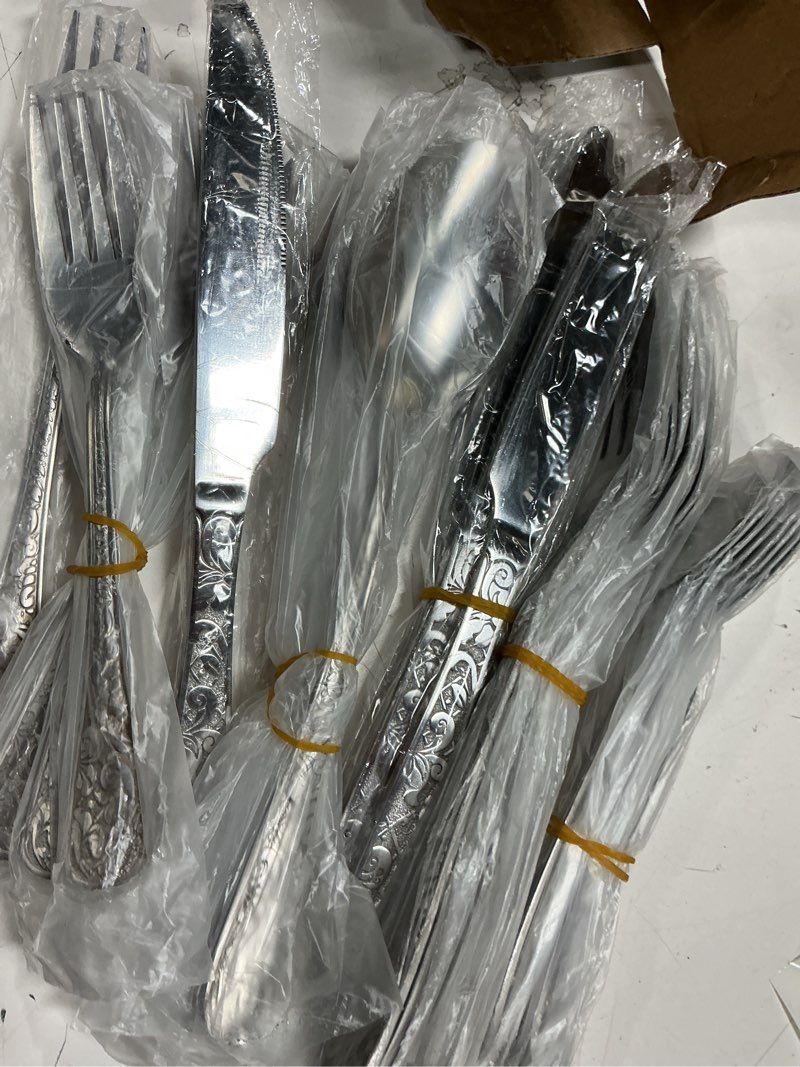 Condition photo showing Good Condition for Meythway 40-Piece Vintage Carved Silverware Set for 8, Stainless Steel Flatware Set with Knife/Fork/Spoon, Cutlery Set for Home and Kitchen, Utensil Set with Dishwasher Safe Silver 40-Piece