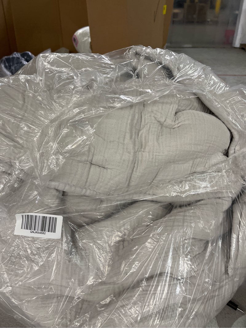 Condition photo showing Good Condition for organic airy gauze dream quilt, king/cal king, light grey
