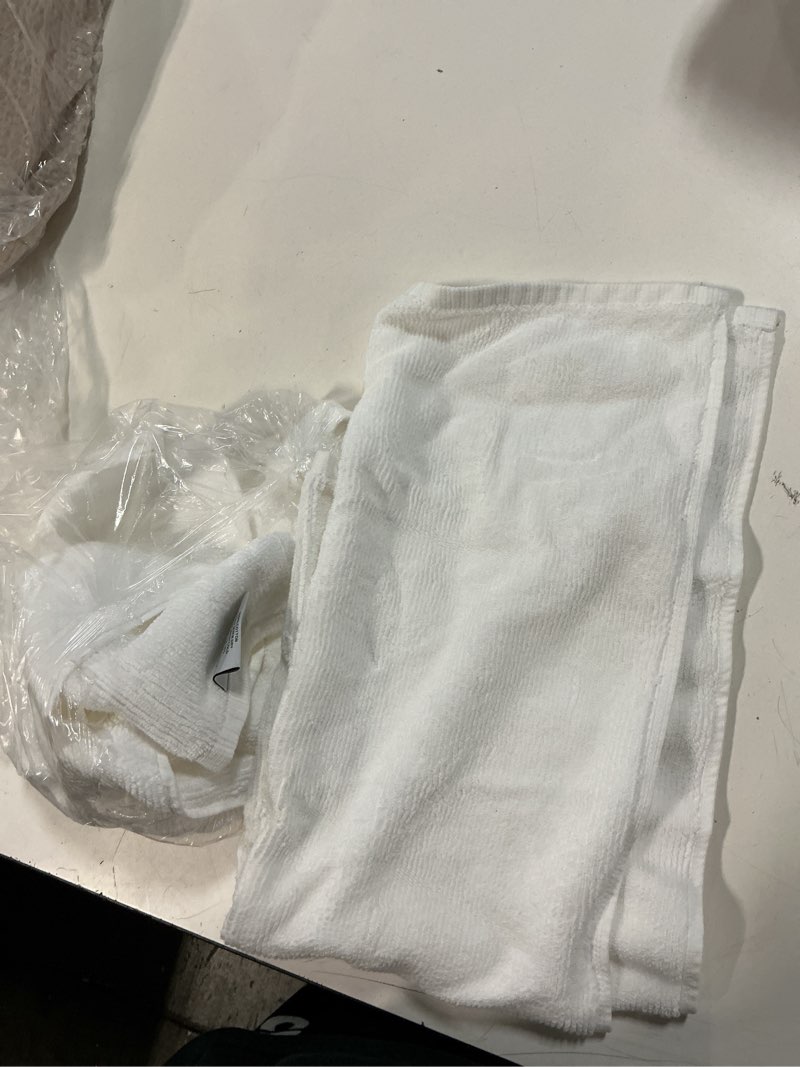 Condition photo showing New/Like New for quince turkish ultra plush hand towel (set of 2) white