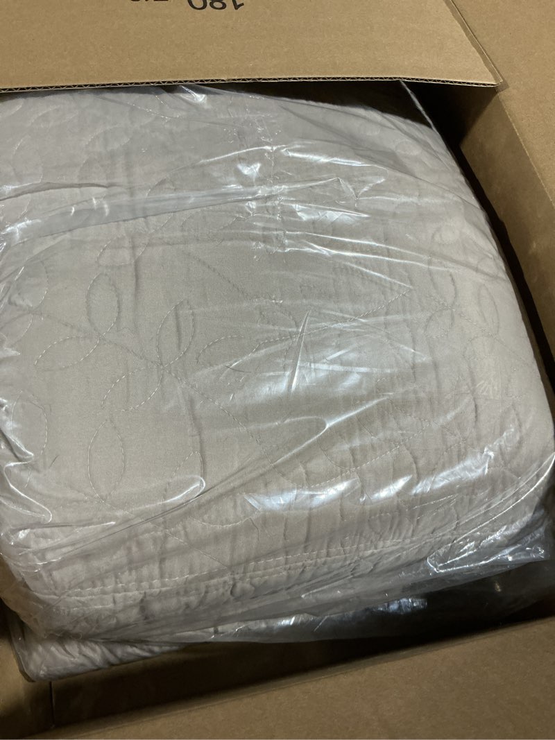 Condition photo showing Good Condition for Masaca Oversized King Bedspread Quilt 120x120,Linen Colored Leaf Pattern Quilt Set 3Pcs Extra Large Farmhouse Lightweight King Quilt Bedding Set for All Season Oversized King 120x120 Linen-leaf Pattern