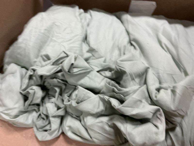 Condition photo showing New/Like New for litanika california king comforter set sage green - 3 pieces cal king lightweight solid bed comforter, oversized fluffy down alternative comforter quilt blanket bedding set sage green california king