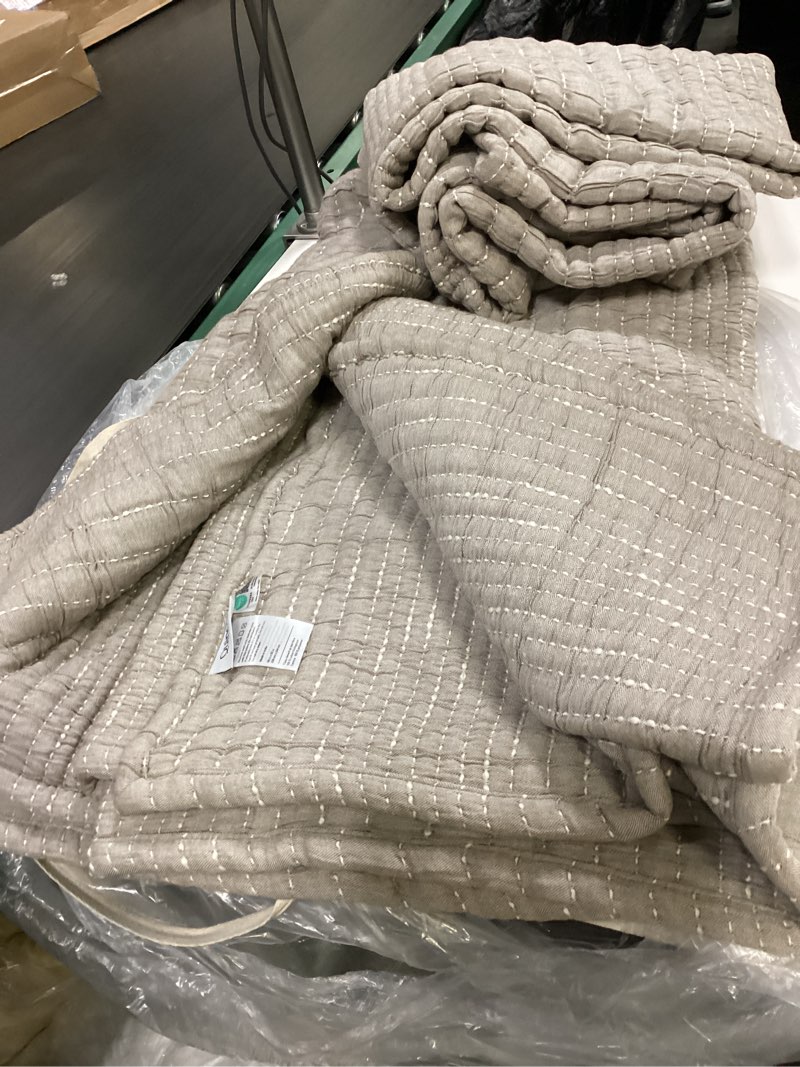 Condition photo showing Good Condition for quince organic cotton channel stitch coverlet king cloud 