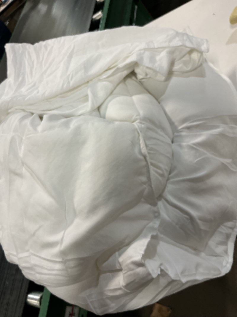 Condition photo showing Good Condition for KASENTEX Queen Comforter Set – Reversible Dual Color – Goose Down Alternative – Ultra-Soft, Lightweight, Machine Washable, Maintain Fluffiness, All Season Warmth (White) Queen White