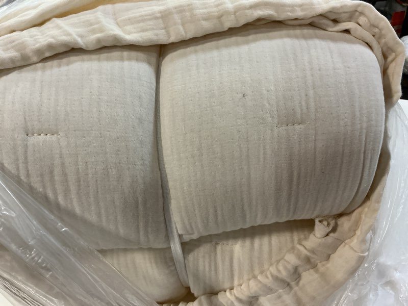 Condition photo showing Good Condition for organic cotton gauze dream quilt, king/cal king, undyed
