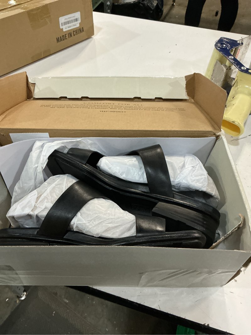 Condition photo showing Good Condition for naturalizer beach 9 wide black leather