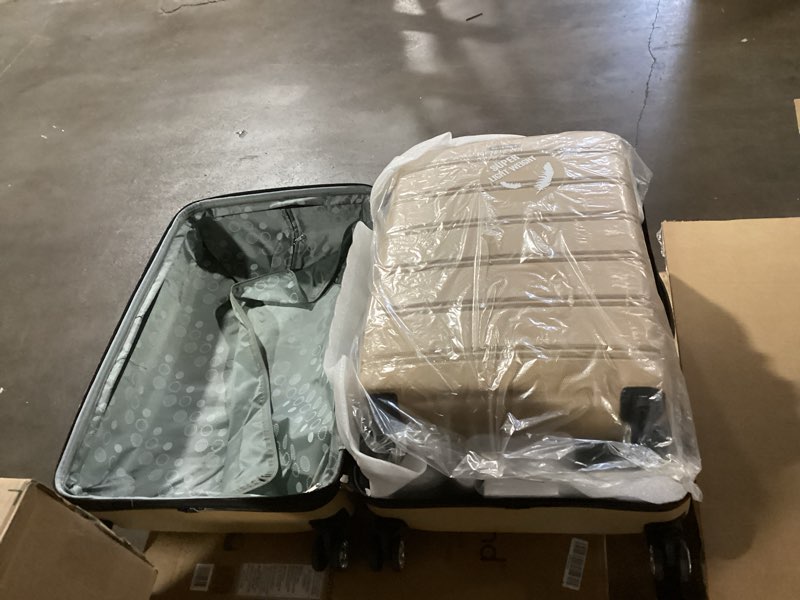 Condition photo showing Good Condition for rockland melbourne hardside expandable spinner wheel luggage, champagne, 3-piece set (20/24/28) 3 piece (20"/24"/28") champagne