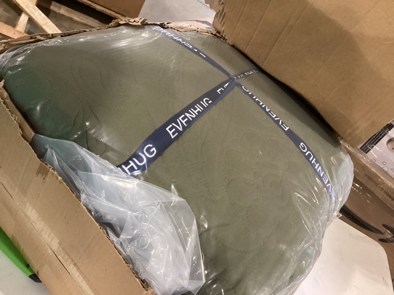 Condition photo showing Good Condition for evenhug oversized king quilt california king size lightweight bedding set reversible bedspread coverlets for all seasons 3 piece (olive green 120"x120") style4 olive green oversize king 120"x120"