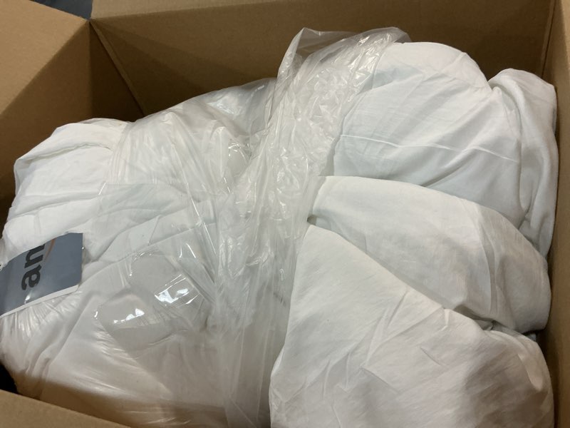 Condition photo showing Good Condition for Bedsure King Comforter Set, White Soft Prewashed Bedding for All Seasons, 3 Pieces GentleSoft™ Bed Set, 1 Lightweight Comforter (104"x90") and 2 Pillowcases (20"x36") King(104"x90") 02 - White