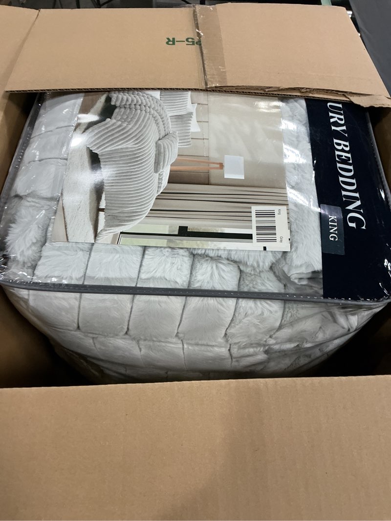 Condition photo showing Good Condition for Riverbrook Home Turin Everett Faux Fur 4-Piece Comforter Set, King Size, Gray