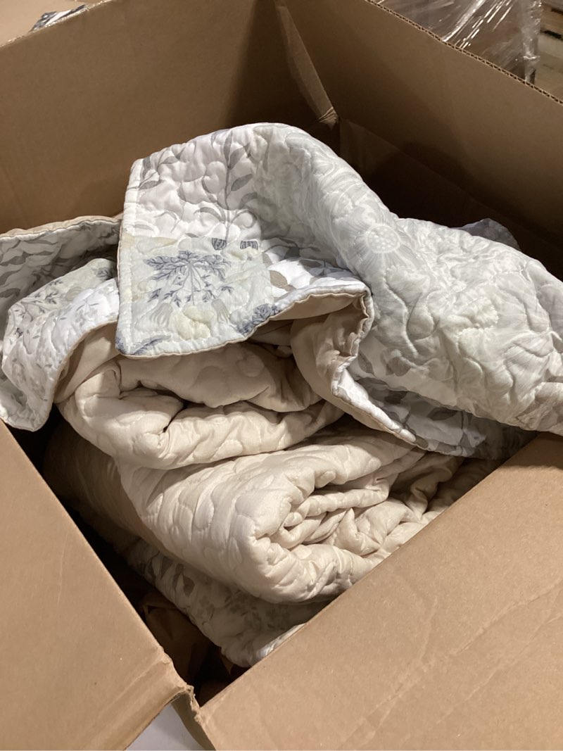 Condition photo showing As Is for bedsure floral quilt queen size - )