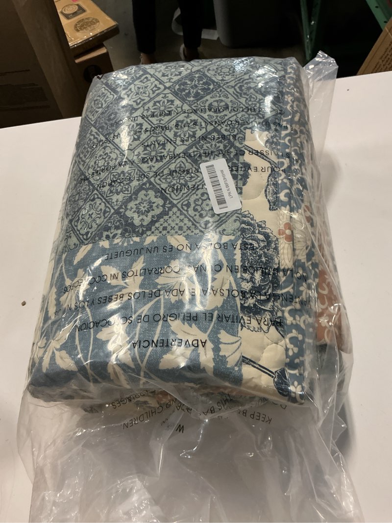 Condition photo showing New/Like New for casaagusto king size quilt set - 3 pieces patchwork green quilt bedding set, lightweight king bedspread coverlet, reversible floral bed cover for all seasons (106"x94", 1 quilt + 2 pillow shams) green king(106"x94")