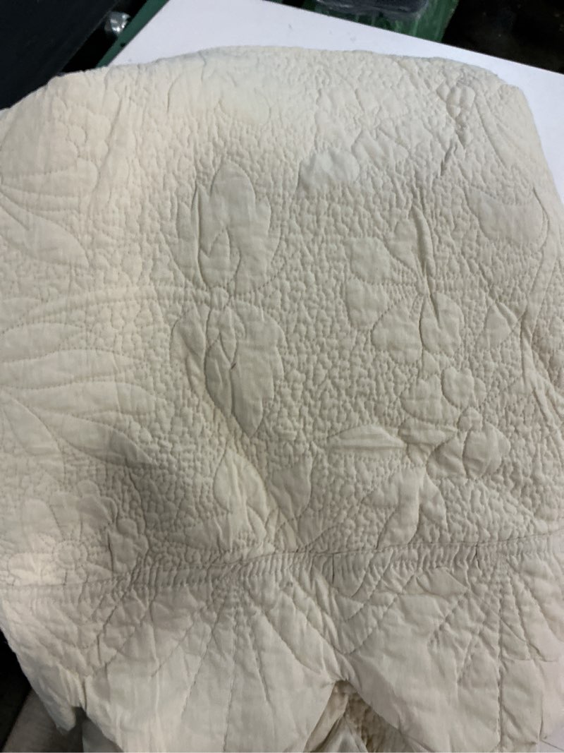Condition photo showing As Is for brandream full size quilt set cotton beige farmhouse matelasse coverlet set hand-crafted scalloped premium cotton heirloom quilt sets 3-piece