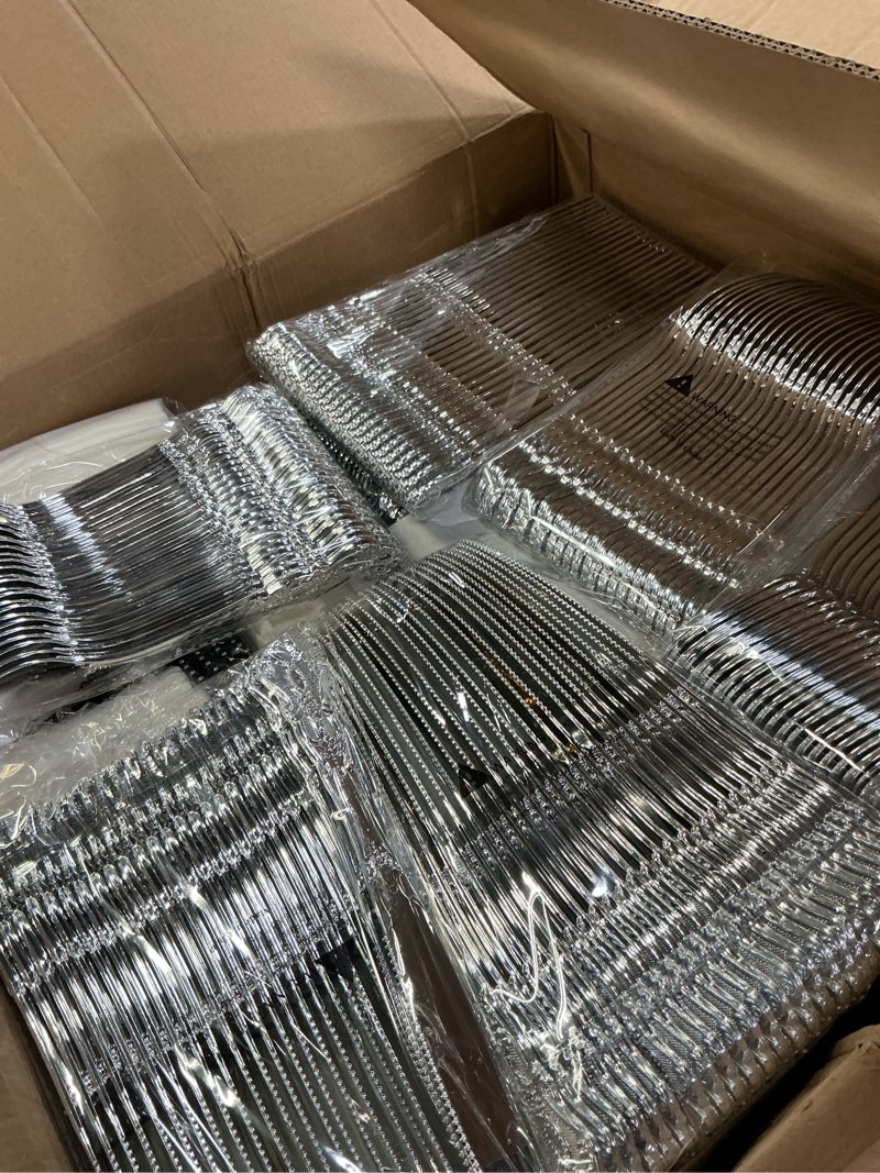 Condition photo showing Good Condition for youbet 700pcs gold plastic dinnerware set - white and gold disposable plates for 100 guest - 200 disposable plates, 300 heavy duty plastic silverware, 100 cups,100 napkins for wedding