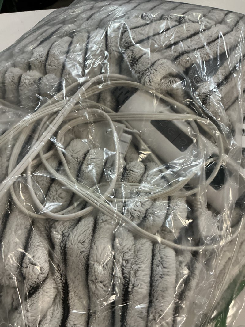 Condition photo showing Good Condition for halorest heated throw blanket, faux fur cozy heating blanket with overheat protection, 1/2/4/6/8 hou