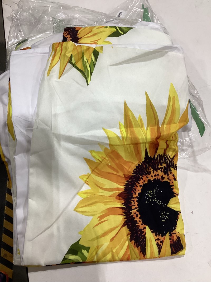 Condition photo showing Good Condition for Sunflowers Bedding Set 3pcs Yellow Flowers Comforter Cover Yellow Sunflowers Printed Design Duvet Cover Set Botanical Bedspread Cover with 2 Pillow Cases(No Comforter) Queen Size Multi7 Queen 90"x90"