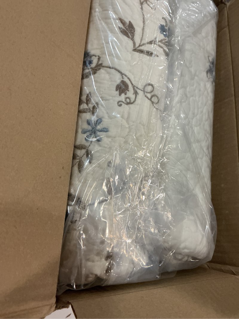 Condition photo showing Good Condition for vctops 3-piece elegant floral embroidered bedspread coverlet set 100% cotton reversible patchwork 1 quilt and 2 pillow shams full/queen, flower b full/queen flower b