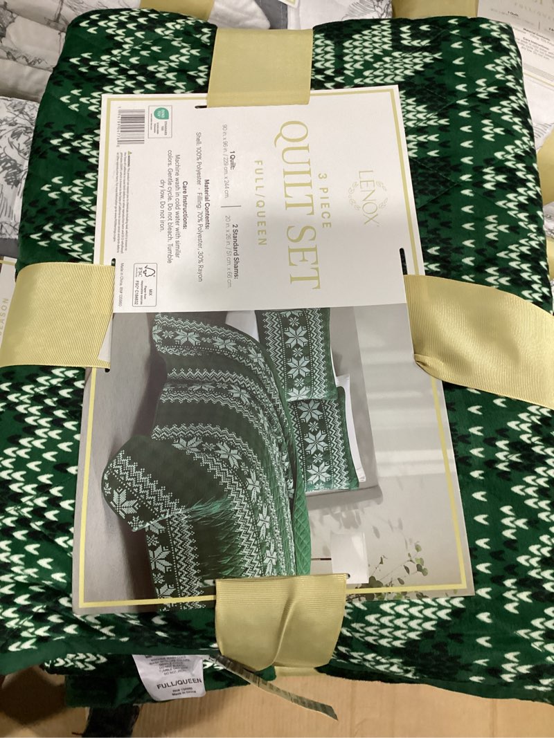 Condition photo showing New/Like New for full/queen lenox holiday quilt set