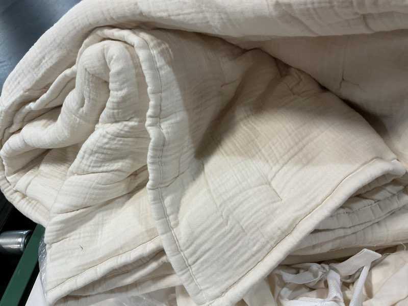 Condition photo showing Good Condition for european linen dream quilt set size  king/cal king