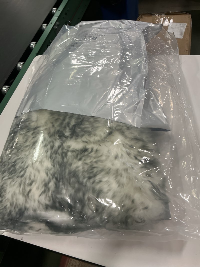 Condition photo showing Good Condition for RZLWOOL Genuine Sheepskin Rug New Zealand Fluffy Lambskin Rug, Natural Luxury Sheepskin Throw for Be