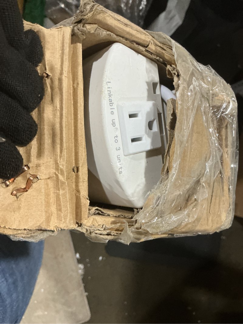 Condition photo showing Good Condition for hykolity Pir Sensor 4FT 120W LED Shop Light, 12000lm(370w Equivalent), 5000K Daylight, Motion Activated, Hanging or FlushMount, with Power Cord, for Garages, Workshops, ETL, 2 Pack