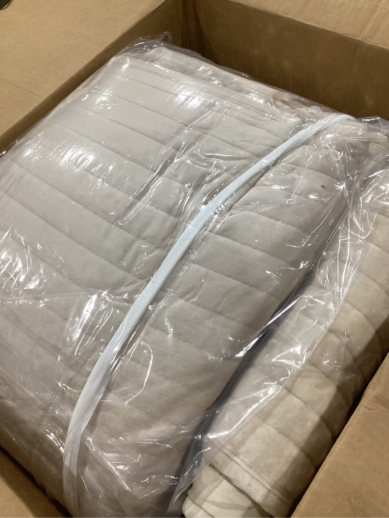 Condition photo showing As Is for Velvet Oversized King Size Quilt Set 120x128 Soft Striped Bed Cover Set All Seasons Cozy Breathable Bedspread Includes 2 Pillowcases 20×36,Beige Beige Super King-120×128