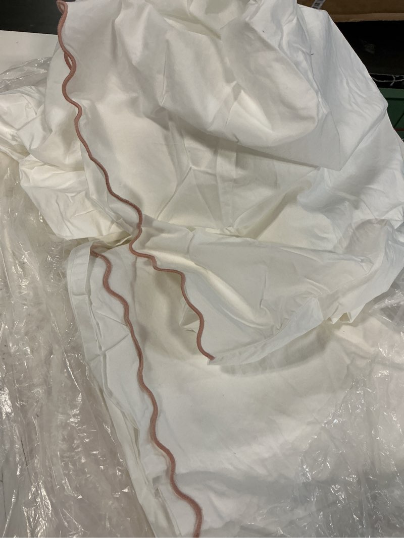 Condition photo showing As Is for quince organic crisp percale sheet set of 4, full, rose scallop