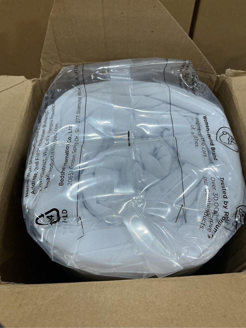 Condition photo showing New/Like New for bedsure king quilt - lightweight comforter king size for summer, bright white bedspread king with clover pattern, soft ultrasonic coverlet, modern all-season polyester bedding, 106 x 96 inches 01 - bright white - clover king
