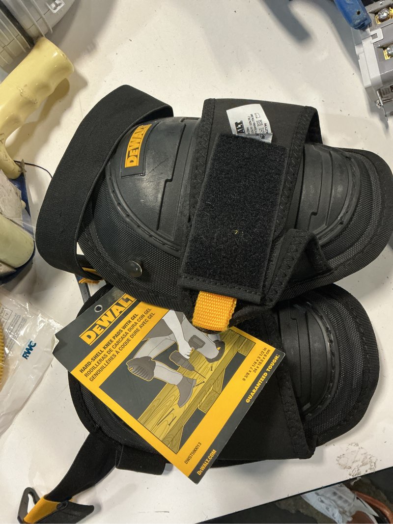Condition photo showing Good Condition for dewalt hard shell knee pads with gel