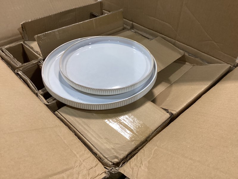 Condition photo showing New/Like New for Famiware Star Dinnerware Set with Plates and Bowls, Service for 4 (16-Piece), Stoneware Kitchen Dishes Dinner Sets - Cappuccino White