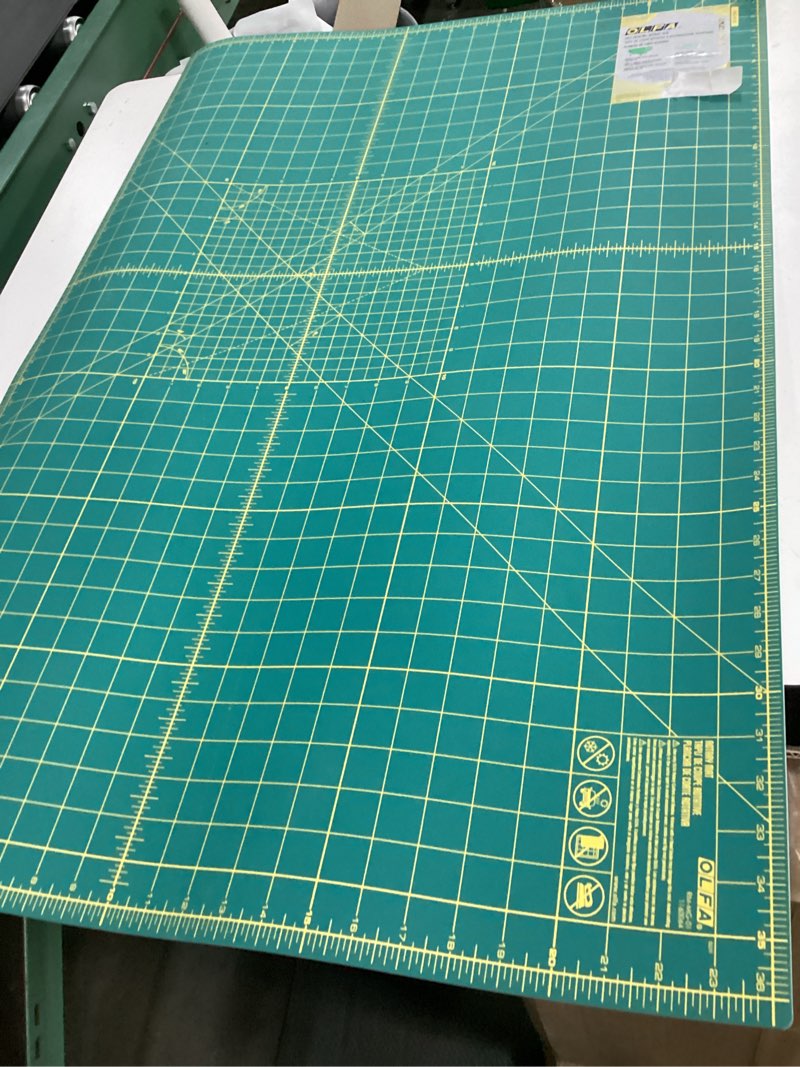 Condition photo showing Good Condition for cutting mat, green, l.n. 36inin, w.n. 24inin