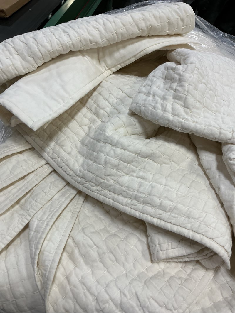 Condition photo showing Good Condition for quince king cal king organic cotton handstitched quilt  king color ivory(3 pcs)