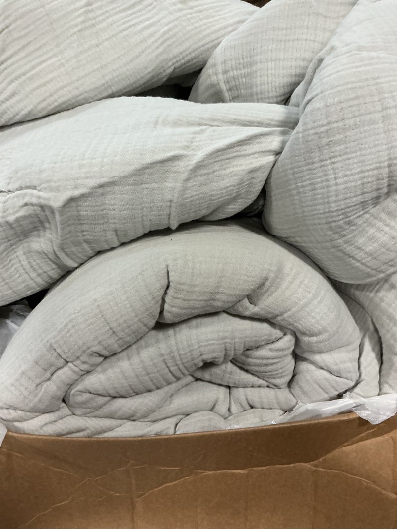 Condition photo showing Good Condition for organic airy gauze dream quilt, king/cal king, mist