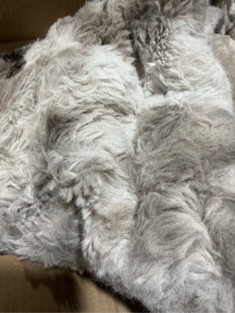Condition photo showing Good Condition for (Similar to) Latepis White Faux Fur Rug 3x5, Faux Sheepskin Rug for Living Room, Fluffy Washable Rug for Bedroom, Nursery Room, Luxury Room Decor, Furry Rug, Rectangle