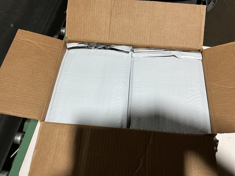 amazon basics poly bubble mailer, 8.5" x 12" (internal size 8.25" x 11"), self-seal, 100-pack, white